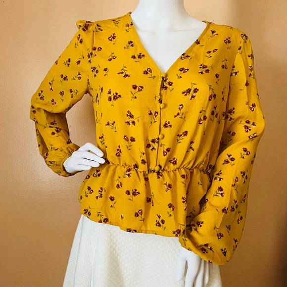 Hippie Rose Tops - NWOT Flower Print Elastic Waistband Spring Top